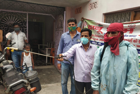 लौरिया, पराउतोला में बाबु धाम ट्रस्ट बैनर तले हुआ सेनेटाइजेशन- एपी पाठक To prevent the COrona epidemic, Bapudham Trust is doing sanitation work on a war footing so that the village city can be saved from getting infected. Also, people are being advised by the trust workers to follow the social distance and follow the Covid protocol.