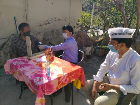 मसूरी विधानसभा में आम आदमी पार्टी ने चलाया थर्मल स्क्रीनिंग अभियान In view of the lack of health services in remote villages of Mussoorie, the Aam Aadmi Party has gone from village to village to conduct a campaign under the supervision of its expert doctors for the purpose of thermal screening and oxygenation levels.