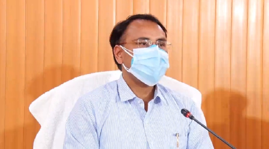 प्रदेश में प्राइवेट चिकित्सालयों द्वारा बेड की उपलब्धता गलत दर्शनाएं पर सरकार सख्त, फ्लाइंग स्क्वाड का गठन Amit Negi Secretary Health Department has taken a strict stance on non-transparency in providing beds to Covid 19 infected people. The Secretary has formed a flying squad if the availability of beds is not reflected daily with transparency by certain hospitals identified for treatment of Covid 19.