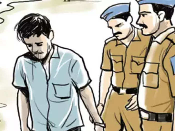 लालकुआं पुलिस ने 81 पव्वे अवैध देसी मसालेदार शराब के साथ एक आरोपी को किया गिरफ्तार Police near Kotwali Lal Kuan, a resident of village Khatyari police station Almora district, Almora Hall resident Phool Chaud Inter College