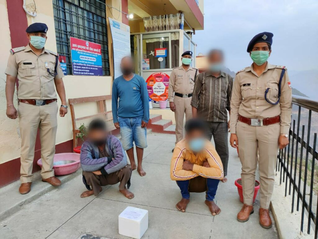 वन्य हिरन का शिकार कर मांस बेचने वालों को मांस सहित पुलिस ने गिरफ्तार कर भेजा जेल During the covid transition period, some people in Uttarakhand village are not taking advantage of the curfew and leaving the forest animals