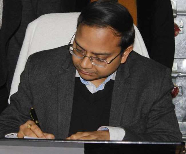 जिलाधिकारी डाॅ आशीष कुमार श्रीवास्तव ने आपदा परिचालन केन्द्र स्थापित कन्ट्रोलरूम का किया निरीक्षण District Magistrate Dr. Ashish Kumar Srivastava inspected the control room set up in the Disaster Operations Center and took stock