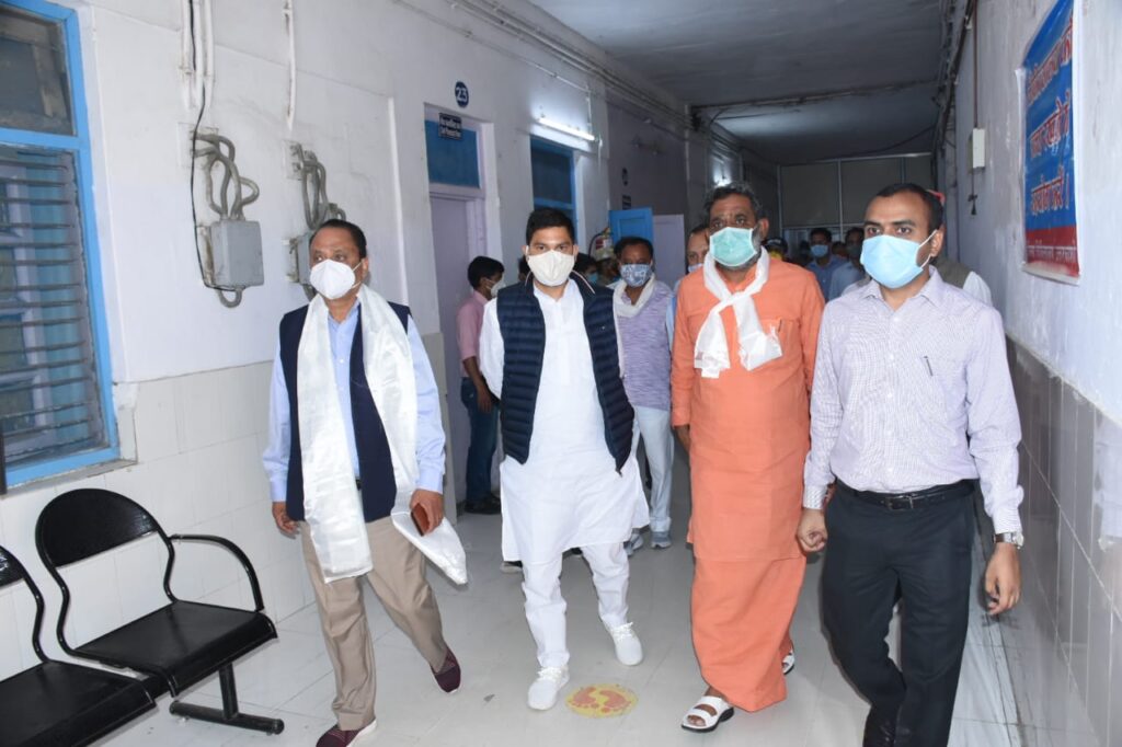 माननीय राज्यमंत्री स्वामी यतीश्वरानन्द ने सामुदायिक स्वास्थ्य केंद्र चिन्यालीसौड़ का निरीक्षण कर कोविड-19 व्यवस्थाओं का लिया जायजा Swami Yatishivaranand, Minister of State (Independent Charge) of the state's Language, Reorganization, Sugarcane Development