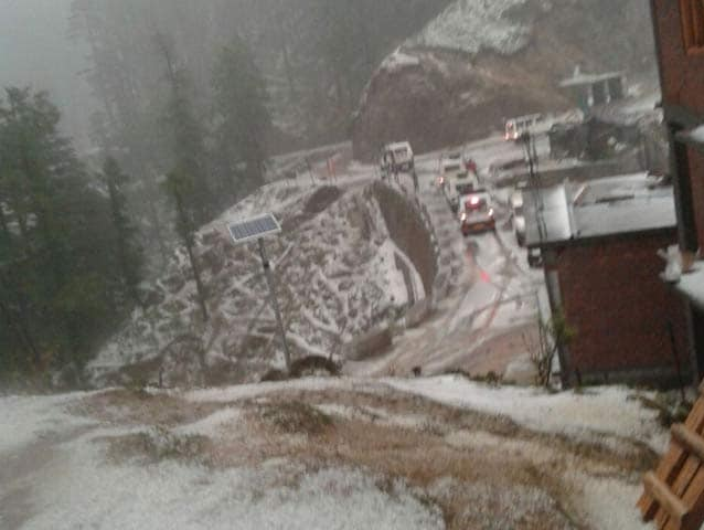 चकराता तहसील के बिनु गावों में फटा बादल, 4 लोग लापता There are frequent cloudburst events in Uttarakhand. In many areas of the mountain, clouds have been continuously torn in the last 1 month. The same rain that has been raining across the state for the last 2 days has also made the situation of disaster.