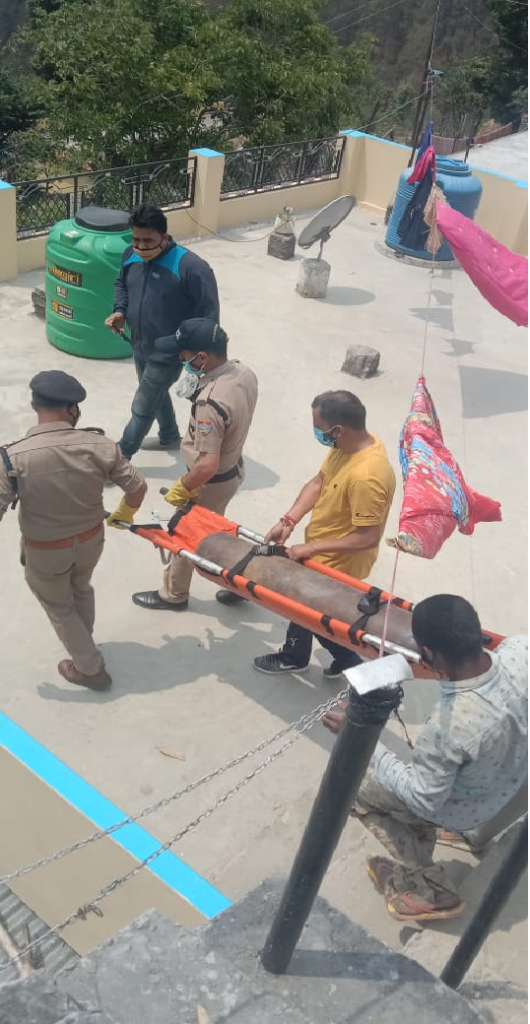 चंबा पुलिस की टीम ने मंज्यूड़ गांव में मरीज तक पहुंचाया आक्सीजन सिलेंडर तो हिंडोलाखाल पुलिस ने दो असहाय महिलाओं को दी राशन सामग्री To help the needy during the second wave of the Corona period, the Tehri Police has embarked on a mission in Chamba and Hindolakhal. On the first day, the Chamba police team transported a cylinder of oxygen to a patient in Manjud village, on the other hand Hindolakhal police helped the two helpless women by delivering Rashad material. This service sentiment of the police has been welcomed by the people.