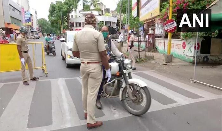 कोविड-19: जानें किन राज्यों में लागू रहेगी लॉकडाउन की पाबंदिया, कहां मिलेगी छुट The lockdown was imposed in several states of the country in view of the rising outbreak of the Corona epidemic. But now gradually the effect of the lockdown has started showing and in addition to the daily cases of Corona, there has been a slight decrease in the figures of death as well.