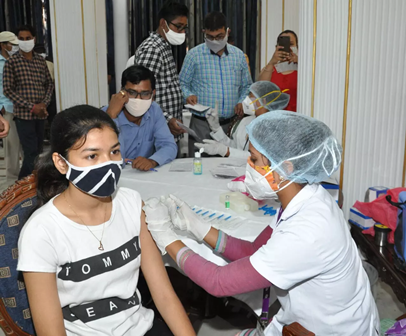 राजभवन में कोविड वैक्सीनेशन शिविर का हुआ आयोजन Today, Covid Vaccination Camp was organized for officers and employees and their families (aged 18 to 44) in the Durbar Hall of Raipur Raj Bhavan. Governor Ms. Anusuiya Uike visited the camp on the occasion. He wished everyone good health and said that the whole country is suffering from corona infection. This time awareness is needed to avoid corona.