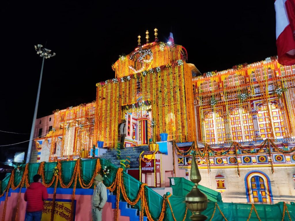 विश्वप्रसिद्ध श्री बदरीनाथ धाम के खुले कपाट, अखंड ज्योति के हुए दर्शन