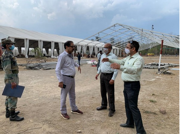 उत्तराखंड के हल्द्वानी और ऋषिकेश में डीआरडीओ बना रहा कोविड केयर हॉस्पिटल The country's Defense Research and Development Organization has decided to set up two Kovid Care Hospitals at Haldwani and Rishikesh in Uttarakhand. Explain that the hospital to be constructed in Haldwani will have 500 beds, which will have 375 oxygen beds and 125 ventilators, and the hospital in Rishikesh will have 400 beds and 100 ventilator beds.