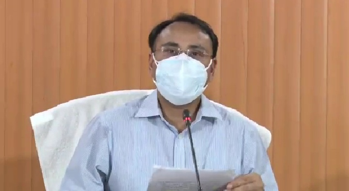 कोरोना से रोकथाम के मद्देनजर राज्य सरकार लागू करेंगी नई व्यवस्था डिसेंट्रलाइज्ड कोविड केयर सिस्टम A press conference was organized to provide information and status of Covid-19 in the media center located in the Secretariat. In which it was told that a new system Decentralized Covid Care System is being implemented by the state government,