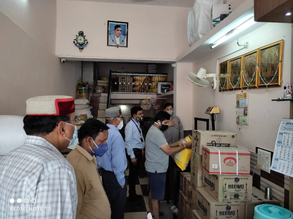 उप जिलाधिकारी सदर गोपालराम बिनवाल ने जनपद प0 दीनदयाल उपाध्याय चिकित्सालय का निरीक्षण कर व्यवस्थाओं का लिया जायजा Deputy District Magistrate Sadar Gopalram Binwal inspected the District Deendayal Upadhyay Hospital (Coronation) today and took stock of the arrangements. He gave necessary instructions to the medical officers during the inspection and regular monitoring of the health of the treated persons should be routed by the Physician two to three times a day along with arrangement of medicines, beds, oxygen etc. to the people coming to the hospital.