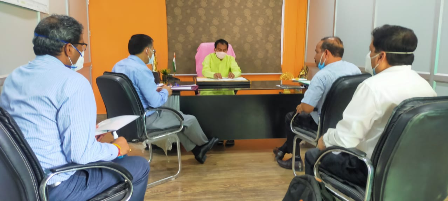 आपदा प्रबंधन एवं पुनर्वास मंत्री डॉ.धन सिंह रावत ने विभागीय निर्माण इकाइयों के लिए की समीक्षा बैठक Disaster Management and Rehabilitation Minister Dr. Dhan Singh Rawat today held a review meeting of departmental construction units at his government residence in which he reviewed various construction works going on under the building construction unit, road and bridge construction unit and flood control unit of the disaster department. While doing this, the officers were instructed to complete the work at the appointed time as per the contract.