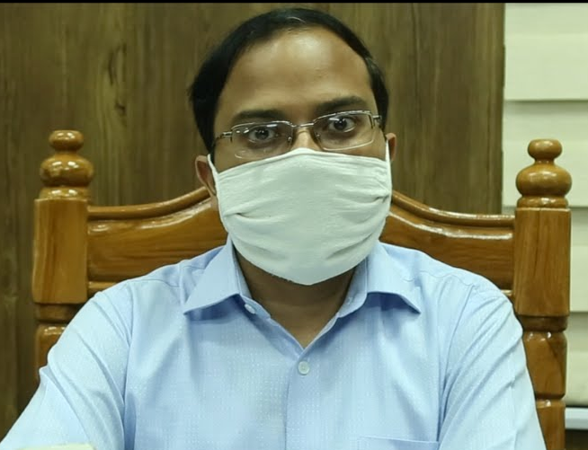 सड़क दुर्घटना पर गंभीरता से लगाम लगायें- जिलाधिकारी आशीष कुमार श्रीवास्तव District Magistrate Covid-19 held a virtual meeting with various nodal officers including all the Deputy District Magistrates for the prevention and effective control of infection.