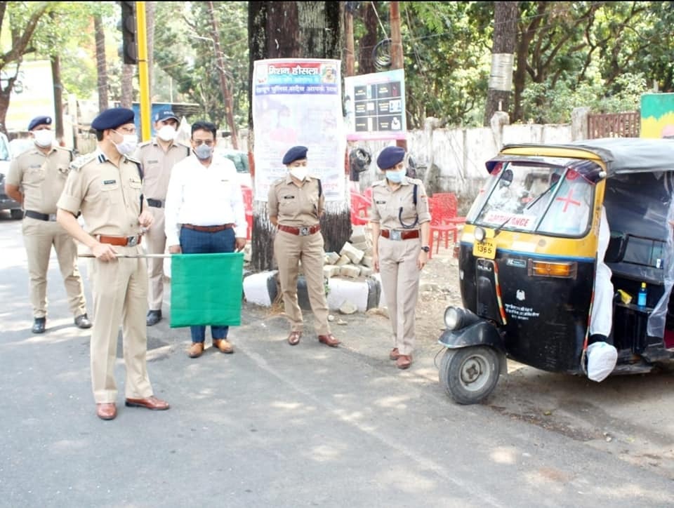 कोरोना वायरस के बढ़ते संक्रमण के बीच दून पुलिस ने कायम की मिसाल, जानें कैसे- कैसे की लोगों की मदद At present, the Doon Police are continuously discharging their duties as front line warriors with full duty to protect people from infection