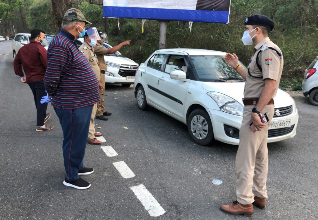कैबिनेट मंत्री गणेश जोशी ने आशारोड़ी चेकपोस्ट पर कोविड जांच व्यवस्थाओं का किया निरीक्षण Minister in charge of Kovid treatment arrangements of Dehradun district and Minister of Military Welfare, Industrial Development, MSME and Khadi and Village Industries Ganesh Joshi on Tuesday evening inspected the marginal check post of Dehradun district in Asharodi and inquired about the arrangements made for people coming from outside.