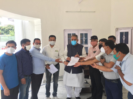 ठेकेदार कल्याण समिति ने मंत्री गणेश जोशी को छोटे ठेकेदारों की समस्याओं से संबंधित ज्ञापन सौंपा The office bearers and representatives of the Contractor Welfare Committee, LDC, Dehradun, met the Minister for Military Welfare, Industrial Development, MSME and Khadi and Village Industries Minister Ganesh Joshi in their New Kent Road residence and submitted a memorandum related to the problems of small contractors.