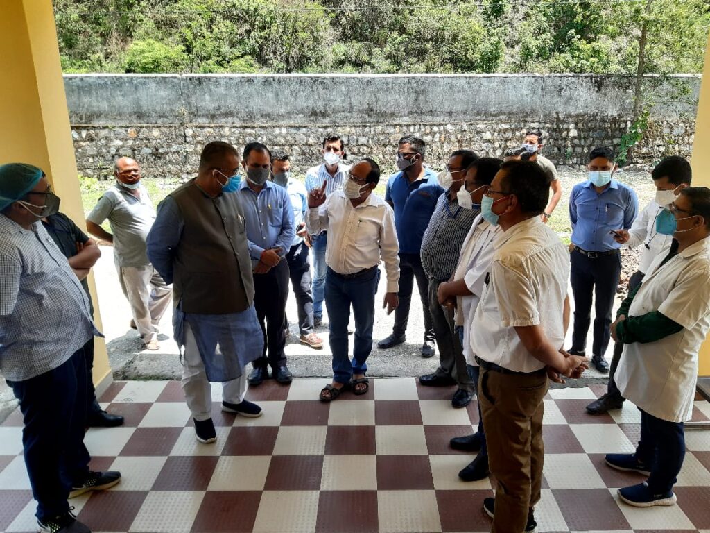 कैबिनेट मंत्री गणेश जोशी ने आयुर्वेदिक चिकित्सालय सहत्रधारा में 05 आक्सीजन बेड की व्यवस्था करने के दिए निर्देश Minister in charge of covid treatment systems of Dehradun district and military welfare, industrial development, MSME