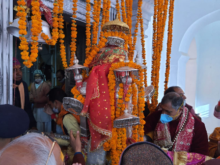 विधि विधान के साथ खुले गंगोत्री धाम के कपाट On the auspicious occasion of Akshaya Tritiya on the auspicious occasion of Gangotri Dham, Mithun Lagna was opened at 7.30 am for 6 months according to the Corona Guidelines of Law and Legislation, in which the number of pilgrim priests was also limited.