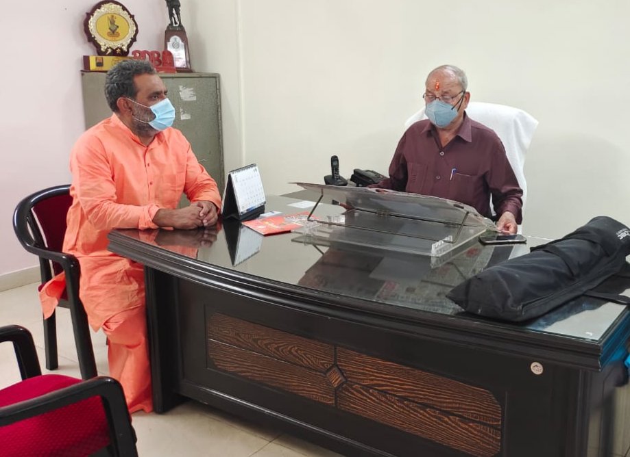 गन्ना मंत्री स्वामी यतीश्वरानन्द ने खाद्य मंत्री बंसीधर भगत जी से की मुलाकात, क्रय केंद्रों पर किसानों को आ रही परेशानियों पर हुआ विचार- विमर्श Sugarcane Minister Swami Yatishwaranand met Food Minister Bansidhar Bhagat Ji about the problems being faced in the sale and payment