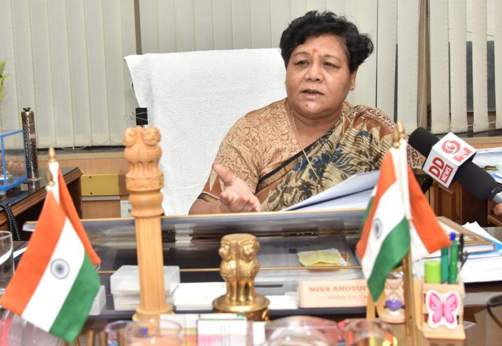 राज्यपाल सुश्री अनुसुईया उइके ने मुख्यमंत्री श्री भूपेश बघेल को लिखा पत्र Governor Ms. Anusuiya Uike has written a letter to the Chief Minister Mr. Bhupesh Baghel to ensure necessary action in relation to prevention and treatment of Kovid vaccination and Corona in remote tribal dominated and rural areas. Governor Ms. Uike mentioned in the letter that currently our state is also going through a global epidemic of corona virus.