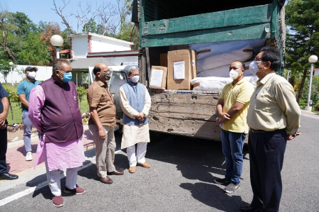 हंस फाउंडेशन ने भेजी कोविड मेडिकल किट के साथ 40 ऑक्सीजन कंसेंट्रेटर्स Hans Foundation at Bijapur House gave the Chief Minister Mr. Tirath Singh Rawat 40 Oxygen Concentrators, 60 Nebulizer Machines, 500 Oximeter, 448 Digital Thermometer, 587 PPE Kit 587, 50 Infrared Thermometer, Oxygen Mask 300, Surgical Mask 3250, Sanitizer 170, Steamer 100, Presented BP machine 20 and other materials.