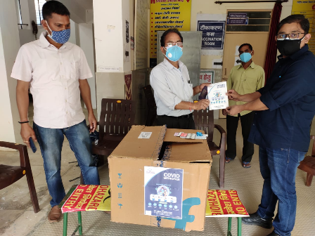 हिल-मेल फाउंडेशन ने पहाड़ी गांवों में घर-घर बांटे मास्क, मल्टी विटामिन; स्वास्थ्य केंद्रों और ग्राम प्रधानों को दी कोविड मेडिसिन किट The Hill-Mail Foundation has launched a major campaign to help the people of remote villages of Uttarakhand during the Corona period. The team of Hill-Mail Foundation is distributing multivitamin pills and masks to the people from house to house.