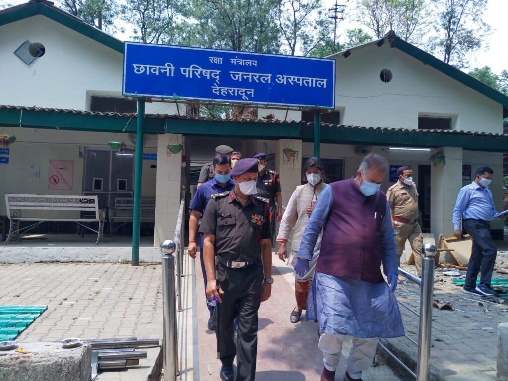एमएच के अधिकारियों सहित कैबिनेट मंत्री गणेश जोशी ने किया निमार्णाधीन कोविड अस्पताल का निरीक्षण। Military Welfare Minister Ganesh Joshi inspected the Cantonment Hospital located in the Cantonment Board. The current Kovid-19