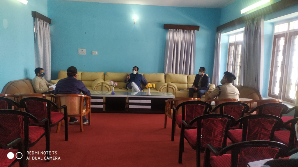 प्रभारी मंत्री डॉ हरक सिंह रावत ने संबंधित अधिकारियों के साथ जनपद में कोविड 19 के संक्रमण से बचाव एवं रोकथाम हेतु किये जा रहे कार्यो की समीक्षा बैठक की State's Forest and Wildlife, Environment, Labor, Employment, Skill Development, AYUSH and AYUSH Education and Kovid 19 District In-charge Minister Dr. Harak Singh Rawat along with District Magistrate Garhwal Dr. Vijay Kumar Jogande and concerned officials at Circuit House today Kovid 19 in the district Took a review meeting of the work being done to prevent and prevent infection.