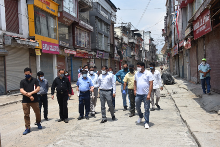 परेड ग्राउण्ड के अन्तर्गत चल रहे कार्यो को 15 अगस्त 2021 तक पूर्ण करने के दिए निर्देश On-site inspection of the works being done under the Smart City at Parade Ground and Paltan Bazar was carried out on Saturday by Dr. Ashish Kumar Srivastava, Chief Executive Officer of Dehradun Smart City Limited. During the terrestrial inspection, all the officials, contractors, associated with the project were present along with the officials of Uttarakhand Jal Sansthan, UPCL and PWD department.