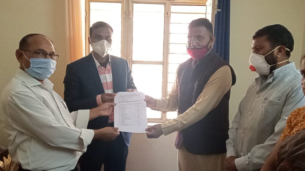 In view of the global pandemic Kovid-19 Ma. Regional MLA Pauri Mukesh Singh Koli and District Magistrate Garhwal Dr. Vijay Kumar