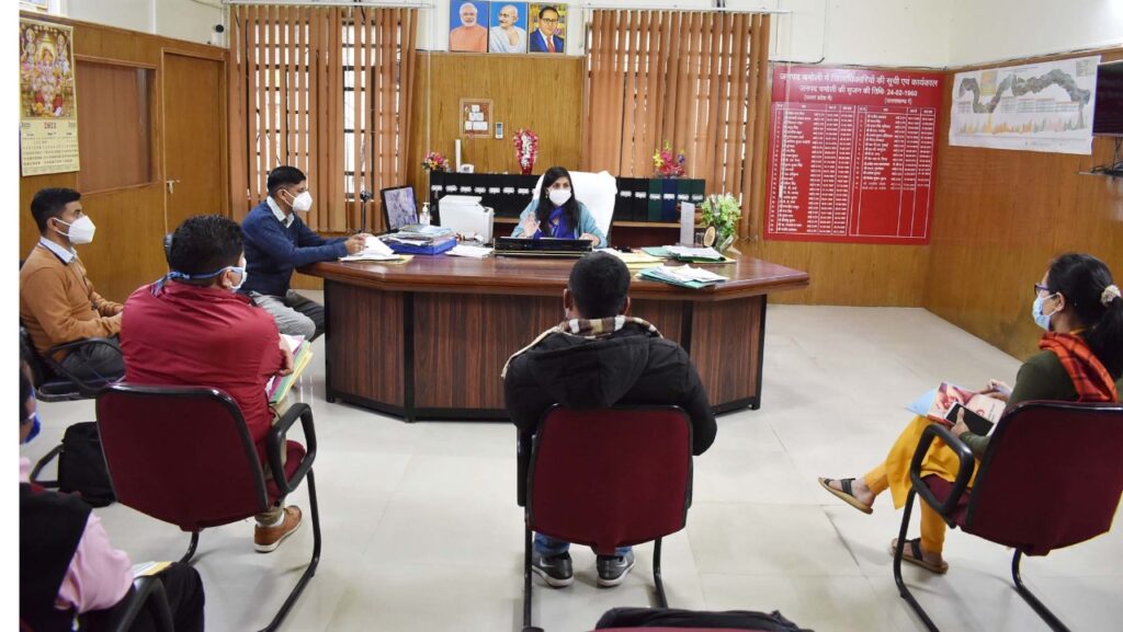 जिलाधिकारी स्वाति एस भदौरिया ने बीएलओ के माध्यम से हर परिवार तक आइवरमेक्टिन दवा पहुंचाने के दिए निर्देश Ivermectin medication is being provided to every family for the prevention of corona infection. For this, a large-scale action plan