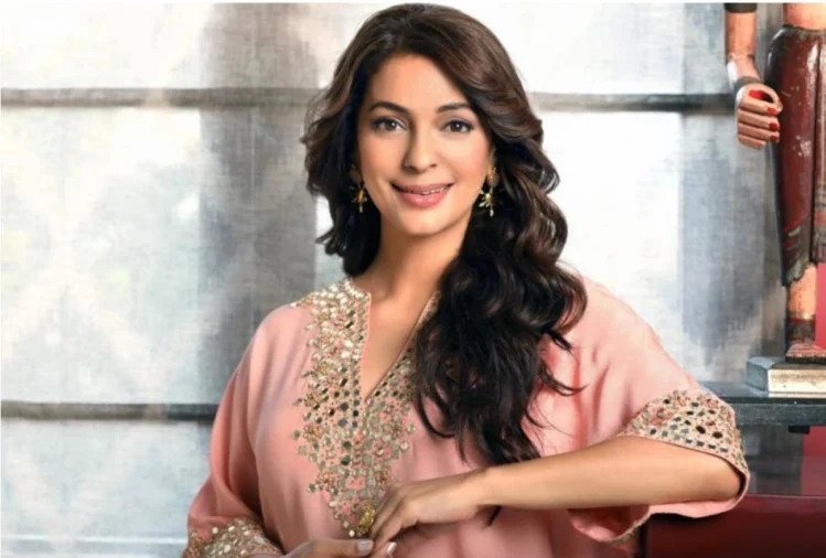 भारत में 5जी टेक्नोलॉजी के खिलाफ अभिनेत्री जूही चावला ने दायर की याचिका, दो जून को होगी सुनवाई Juhi Chawla also keeps people aware of safety, cleanliness and other important things. 5G technology is going to be implemented in India