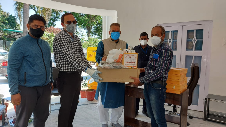 काबीना मंत्री गणेश जोशी ने बार एसोसिऐशन के पदाधिकारियों को दिया कोविड किट एवं आक्सीमीटर Ganesh Joshi, Minister in charge of Kovid in Dehradun and Minister of Military Welfare, Industrial Development, MSME, Khadi and Village Industries of the State, provided the Kovid Kit, Oximeter, Thermometer, Mask and Sanitizer to the office bearers of Bar Association Dehradun.