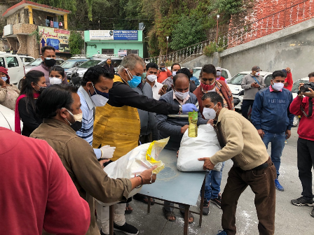 काबीना मंत्री गणेश जोशी ने मसूरी में जरूरतमंदों को बांटा राशन Minister in charge of Kovid treatment systems of Dehradun district and Minister of Military Welfare, Industrial Development, MSME and Khadi and Village Industries Ganesh Joshi distributed ration kits to taxi operators and drivers in Mussoorie.