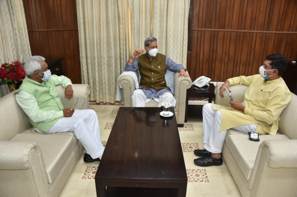 सीएम से मिले कौशिक, कोरोना अभियान में संगठन के कार्य किये साझा BJP State President Mr. Madan Kaushik met Chief Minister Mr. Tirath Singh Rawat and shared efforts being made against the organization level from Corona.