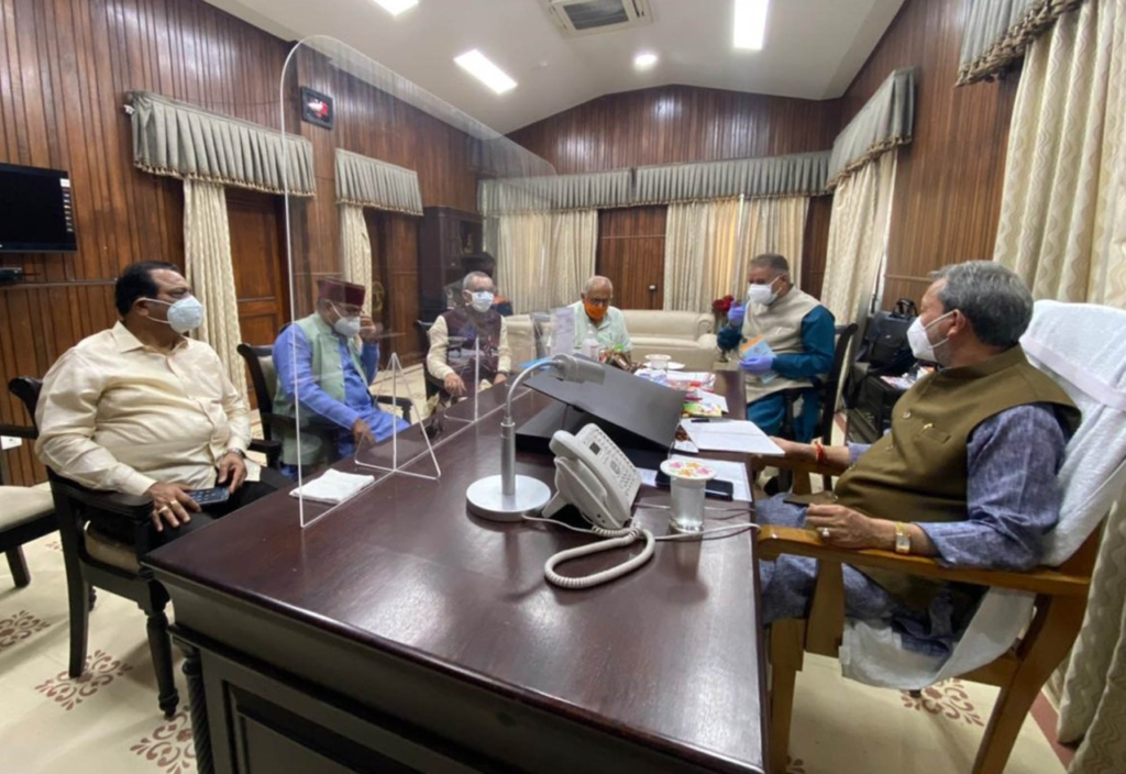 विधायक गण एवं जनप्रतिनिधि जनता के साथ निरंतर संवाद बनाए रखें- मुख्यमंत्री तीरथ सिंह रावत Chief Minister Shri Tirath Singh Rawat held an important meeting with all MLAs of Dehradun in connection with the prevention of Kovid-19 at the Chief Minister's Camp office on Friday. During this, Chief Minister Shri Tirath Singh Rawat said that in this era of crisis, all MLAs should keep a constant dialogue with the people's representatives.