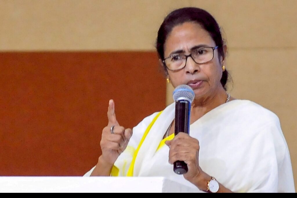 बंगाल हिंसा: ममता के ‘शांति’ के दावों की पोल खोलेंगे राज्यपाल Violence continues in the state after the assembly election results in West Bengal and supporters of the ruling TMC in the state