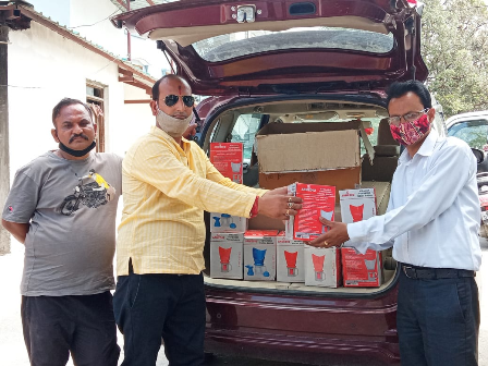 पत्रकारों को भी फ्रंटलाइन कोरोना वारियर्स के रूप में जाना जाये – समाजसेवी मनीष गौनियाल Streamers were distributed to journalists in the parking lot of Picture Palace by philanthropist Manish Gouniyal.