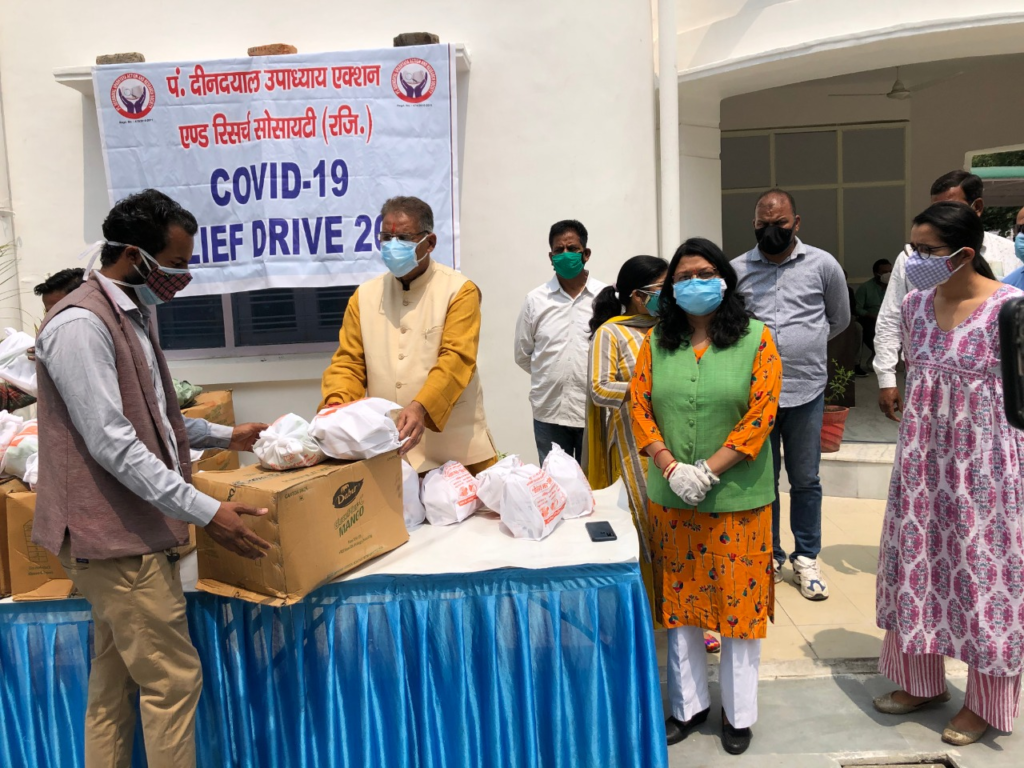 Oxygen flow meters and thermometer banks have been created by Pandit Deendayal Upadhyaya Action and Research Society in collaboration with the councilors and councilors in all the 11 wards and 4 wards of the Cantonment Council under the Mussoorie Assembly constituency in collaboration with the destitute Welfare Committee and Dabur India Limited.