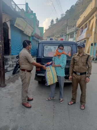 मिशन हौसला: थाना घनसाली क्षेत्र और ऋषिकेस के असहाय लोगों को राशन किट देकर पुलिस ने निभाया मानव धर्म Mission encouragement: Police fulfills human religion by providing ration kits to helpless people of police station Ghansali area and Rishikesh