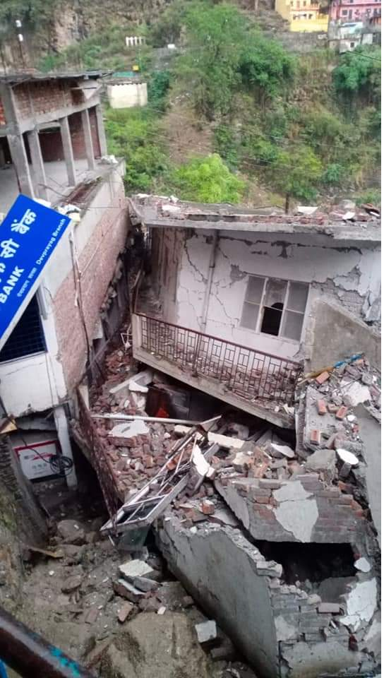 देवप्रयाग में कुदरत का कहर, बादल फटने से भारी नुकसान Disaster has been reported in Devprayag. Under Tehri Garhwal-Tehsil Devprayag area at around 4.45pm, due to cloudburst / overflowing on the mountain above Devprayag market, heavy debris and water was damaged in Shanta Gadre amid Devprayag market.