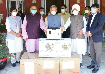 संत निरंकारी मंडल देहरादून की ओर से आज 40 ऑक्सीजन कंसेंट्रेटर्स मुख्यमंत्री श्री तीरथ सिंह रावत को किए गए भेंट On behalf of Sant Nirankari Mandal Dehradun, 40 Oxygen Concentrators were presented to Chief Minister Shri Tirath Singh Rawat ji. Out of these, 20 Oxygen Concentrators will be sent to the hospitals operated by Garhi Cantt Board and to hospitals in other hilly districts.
