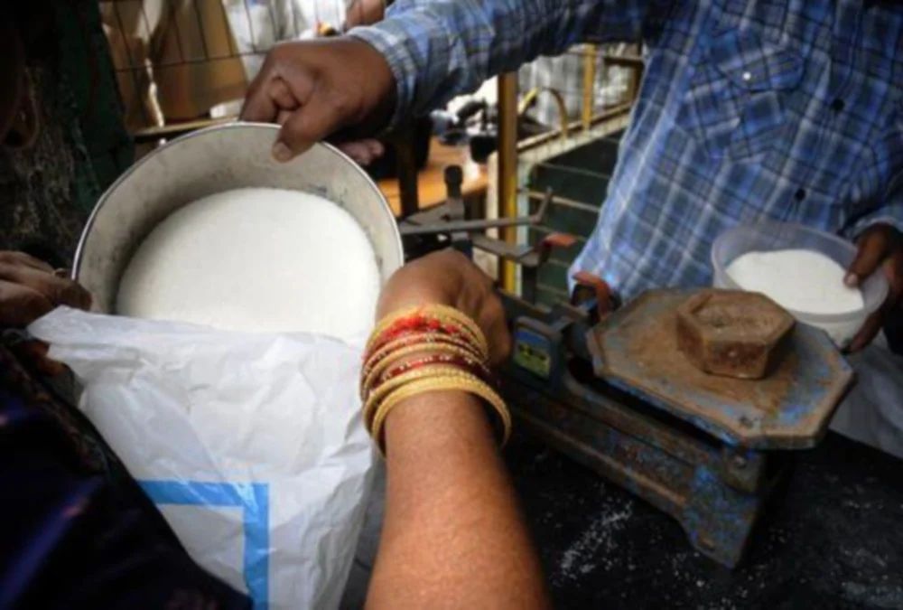 उत्तराखंड में कोविड कर्फ्यू के दौरान सभी सरकारी सस्ते गल्ले राशन की दुकान खोलने की अनुमति In Uttarakhand, the Kovid-19 corona virus is continuously wreaking havoc. All efforts are being made by the government to get control over it, due to which strict covid curfew has been imposed from May 11 to May 18 and due to this, strict instructions have been given to keep the shops opened during the curfew till now. went.