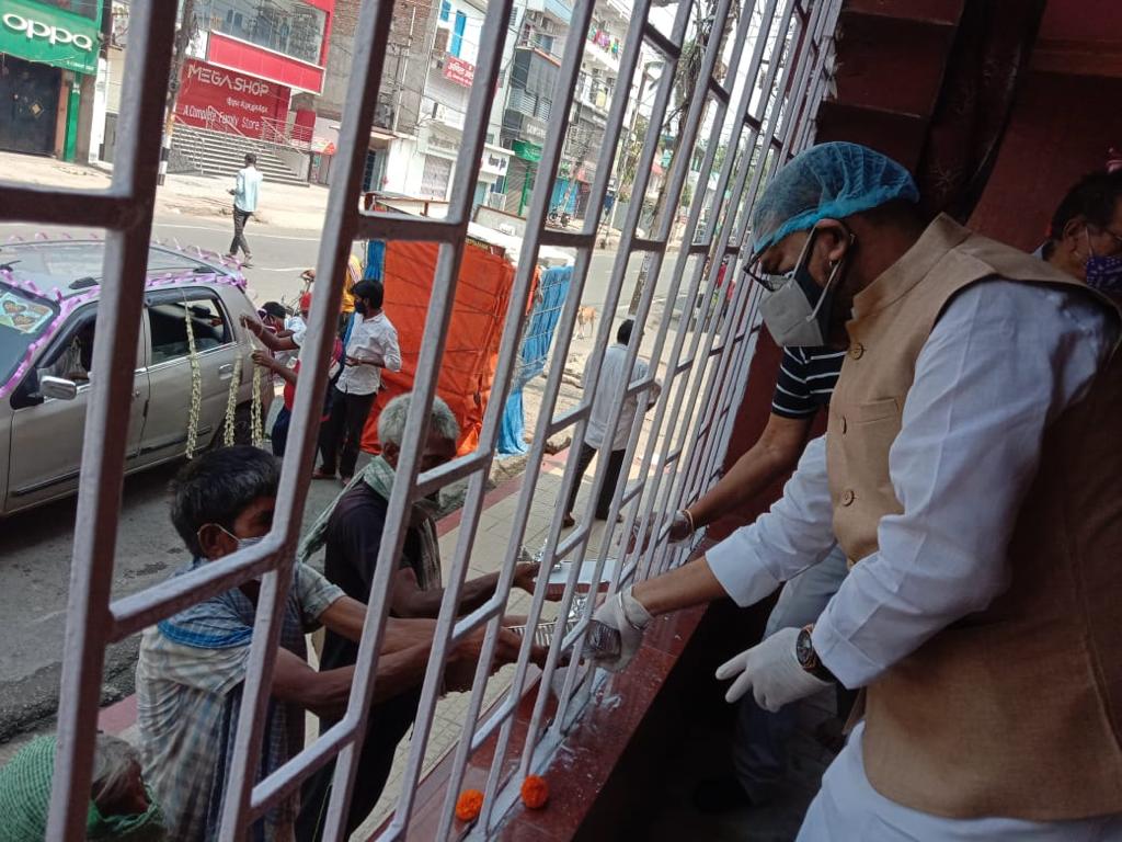 जरूरतमंदों की सेवा सर्वश्रेष्ठ मानव धर्म-राजीव रंजन On the occasion of distribution of food packets to the needy by Sai Temple Trust Committee, Kankar Bagh Patna, JDU spokesperson Rajiv Ranjan