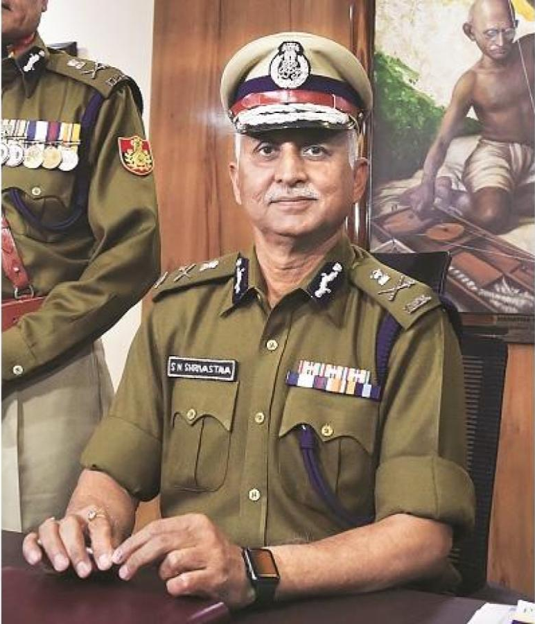 वरिष्ठ आईपीएस अधिकारी एसएन श्रीवास्तव को दिल्ली पुलिस का पूरा प्रभार Senior IPS officer SN Srivastava was made the full commissioner of Delhi Police on Thursday. SN Srivastava, a 1985 batch IPS officer, will retire next month, currently holding the post of Delhi Police Commissioner as additional charge.