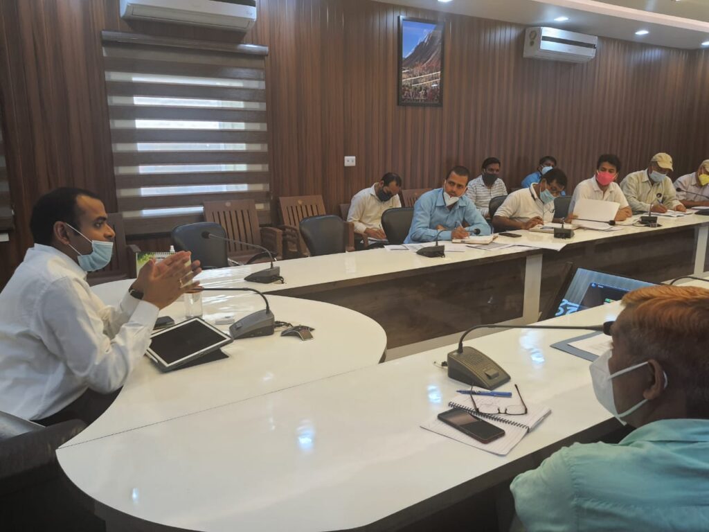 जनपद में समस्त आंगनबाड़ी केंद्रों में बच्चों, गर्भवती व धात्री महिलाओं को पोषण आहार समय से हो वितरण- मयूर दीक्षित District Magistrate Shri Mayur Dixit gave necessary guidelines while taking a meeting of Health Department and Women Empowerment