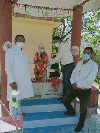 अमर शहीद श्रीदेव सुमन को जन्म दिवस पर माल्यार्पण कर दी भावभीनी श्रद्धांजलि The 106th birth anniversary of the freedom fighter fighter Amar Shaheed Sridev Suman of Tehri Janakranti was celebrated with simplicity in the village of Jaul. During this time, people garlanded the martyr's statue and paid homage to the sentiment.