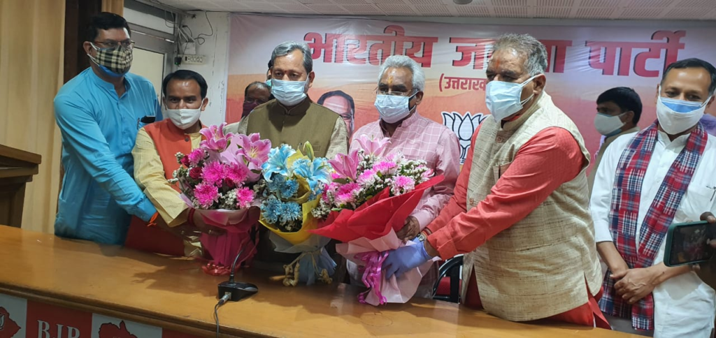 सल्ट की जनता का संदेश विकास यात्रा के पक्ष में: कौशिक BJP State President Mr. Madan Kaushik thanked the people of Salt for the victory in the Salt by-election, saying that this gave a clear message to the people that they are in favor of continuing the development journey. In the party headquarters, he said that the task of fulfilling the unfinished dreams of late Jina is now with the BJP and the party has also made this promise to the public in the by-elections.