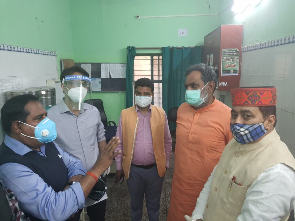 राज्य मंत्री श्री स्वामी यतीश्वरानंद ने आज दूसरे दिन सामुदायिक स्वास्थ्य केंद्र में कोविड-19 से निजात के लिए की गई व्यवस्थाओं का किया स्थलीय निरीक्षण District in-charge of covid-19 arrangements and Minister of State for Sugarcane Development and Sugar Industry, Language and Reorganization