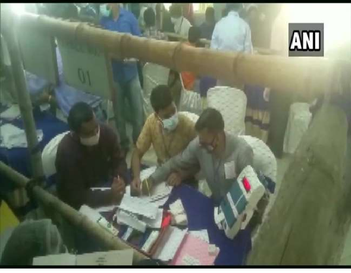 पश्चिम बंगाल विधानसभा चुनाव 2021: 200 से अधिक सीटों पर TMC आगे, भाजपा 80 से नीचे The counting of votes for the Bengal assembly elections continues from 8 am on Sunday at all 108 counting centers in the state. During this time, the fate of a total of 2,116 candidates who are trying their luck in the assembly elections will be decided.